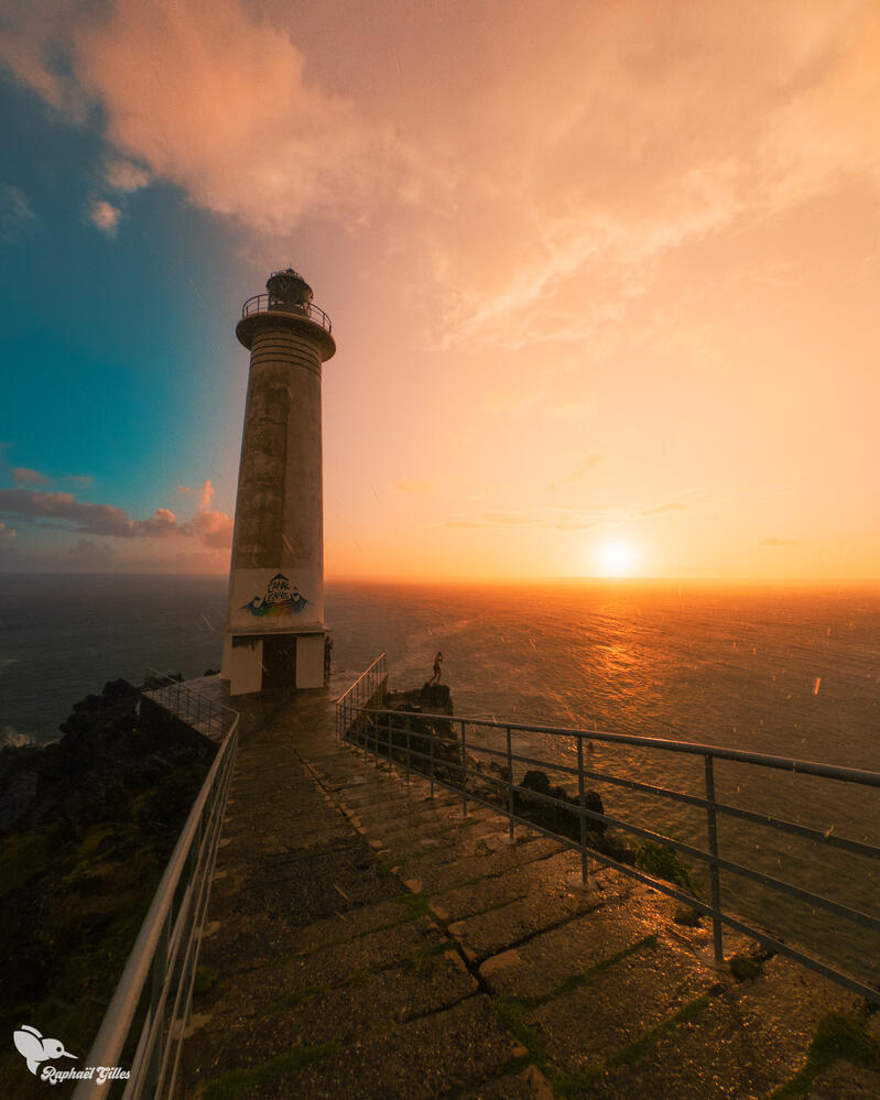 Un phare surplombant un majestueux coucher de soleil sur la mer des Caraïbes.