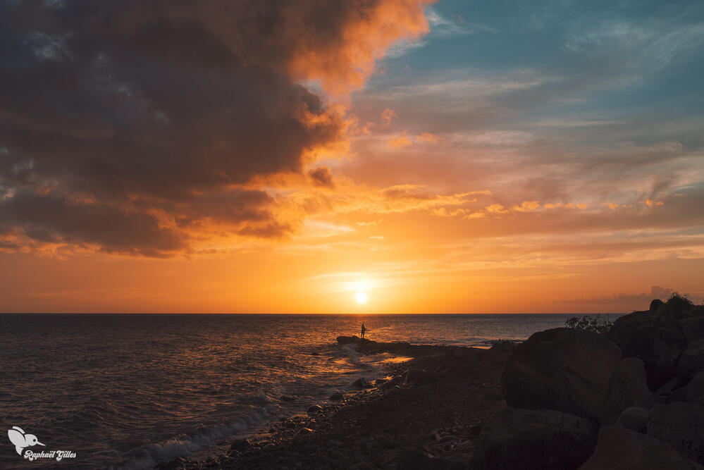 Un coucher de soleil au bord de la plage de la mer des Caraïbes.