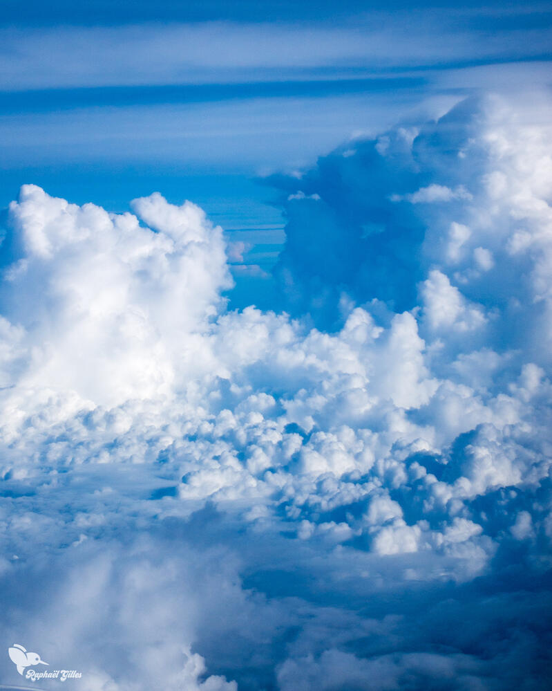 Des nuages photographiés depuis le hublot d’un avion.