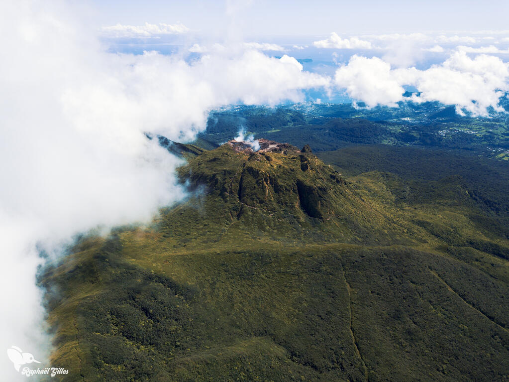 Un volcan capturé au drone.
La fissure d’une éruption passée visible.