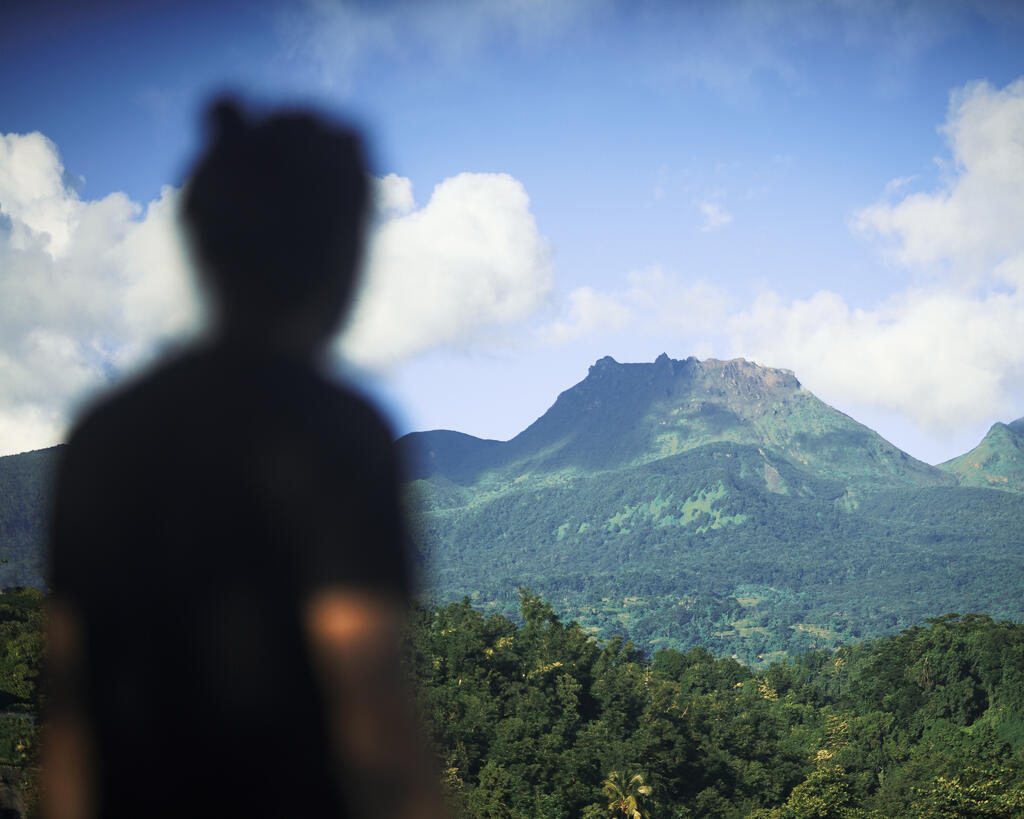 Un homme observe un volcan.