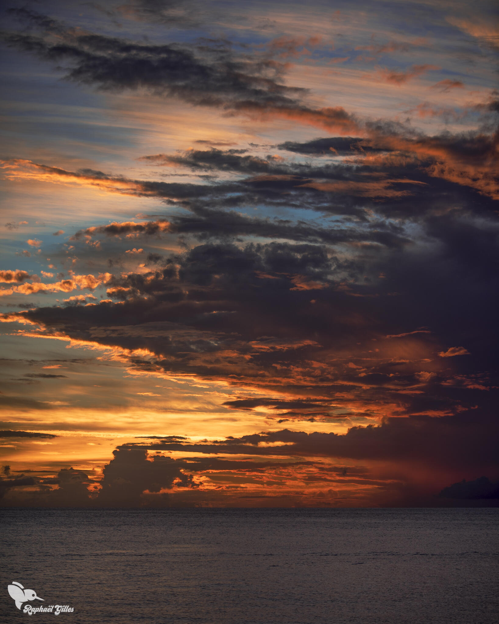 Un coucher de soleil. Des nuages orages dans le ciel.