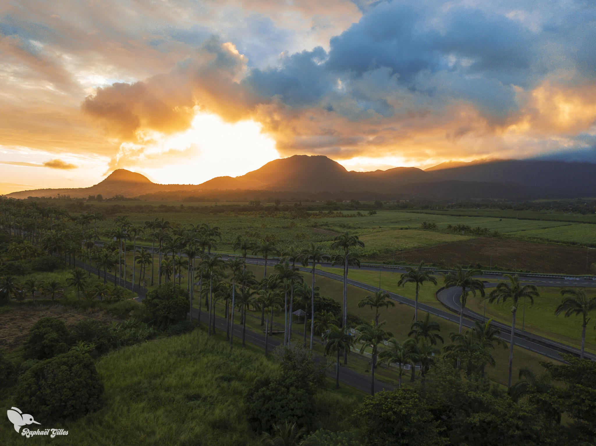 Un coucher de soleil sur un paysage antillais.