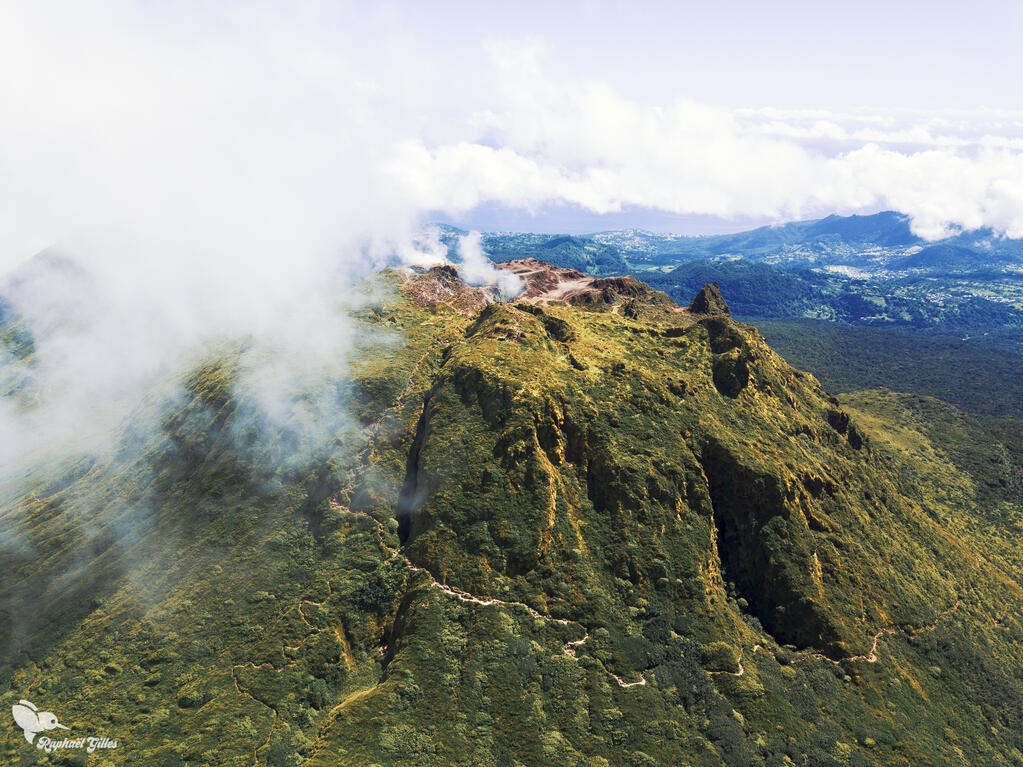 Un volcan capturé au drone. Un énorme faille le coupe en deux.