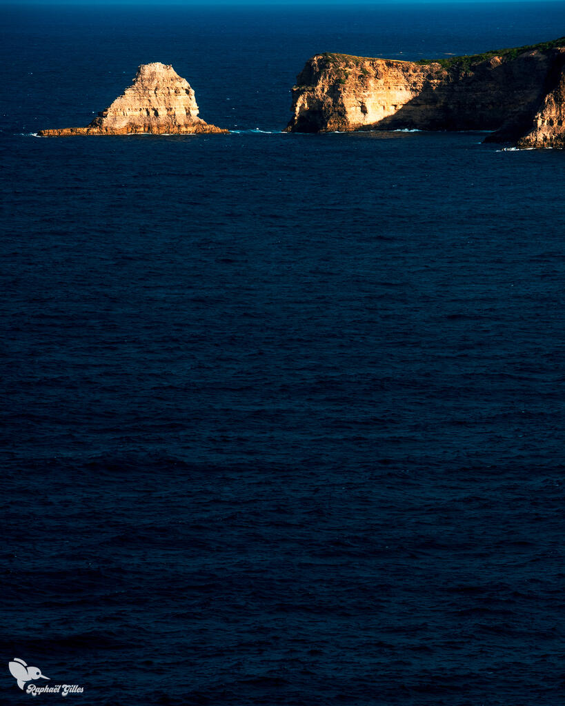 Une falaise au bord de l’océan.