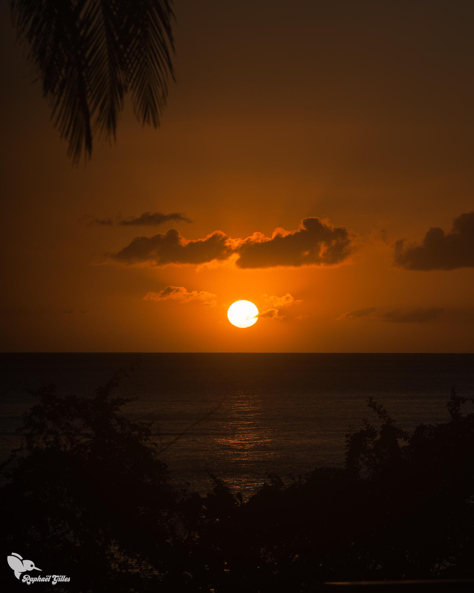 Un coucher de soleil sur la mer.