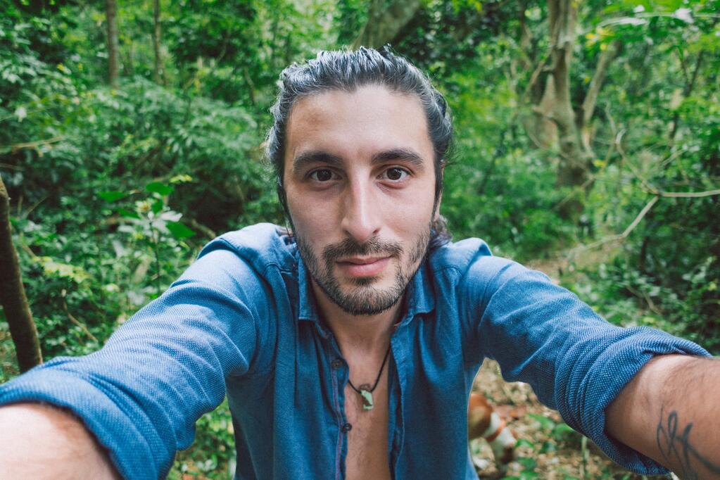 Autoportrait. Un homme en chemise dans la forêt.
