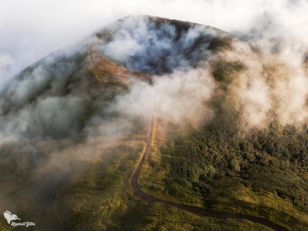 Photo prise au drone. Le cratère d'un volcan endormi dans la brume.