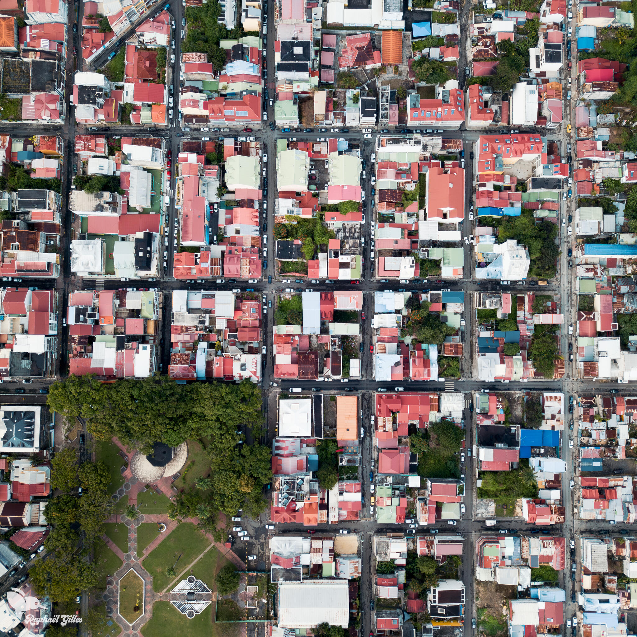 Photo prise au drone.
Vue en plongée sur les rues de Pointe-à-Pitre, dont l'agencement forme des carrés.