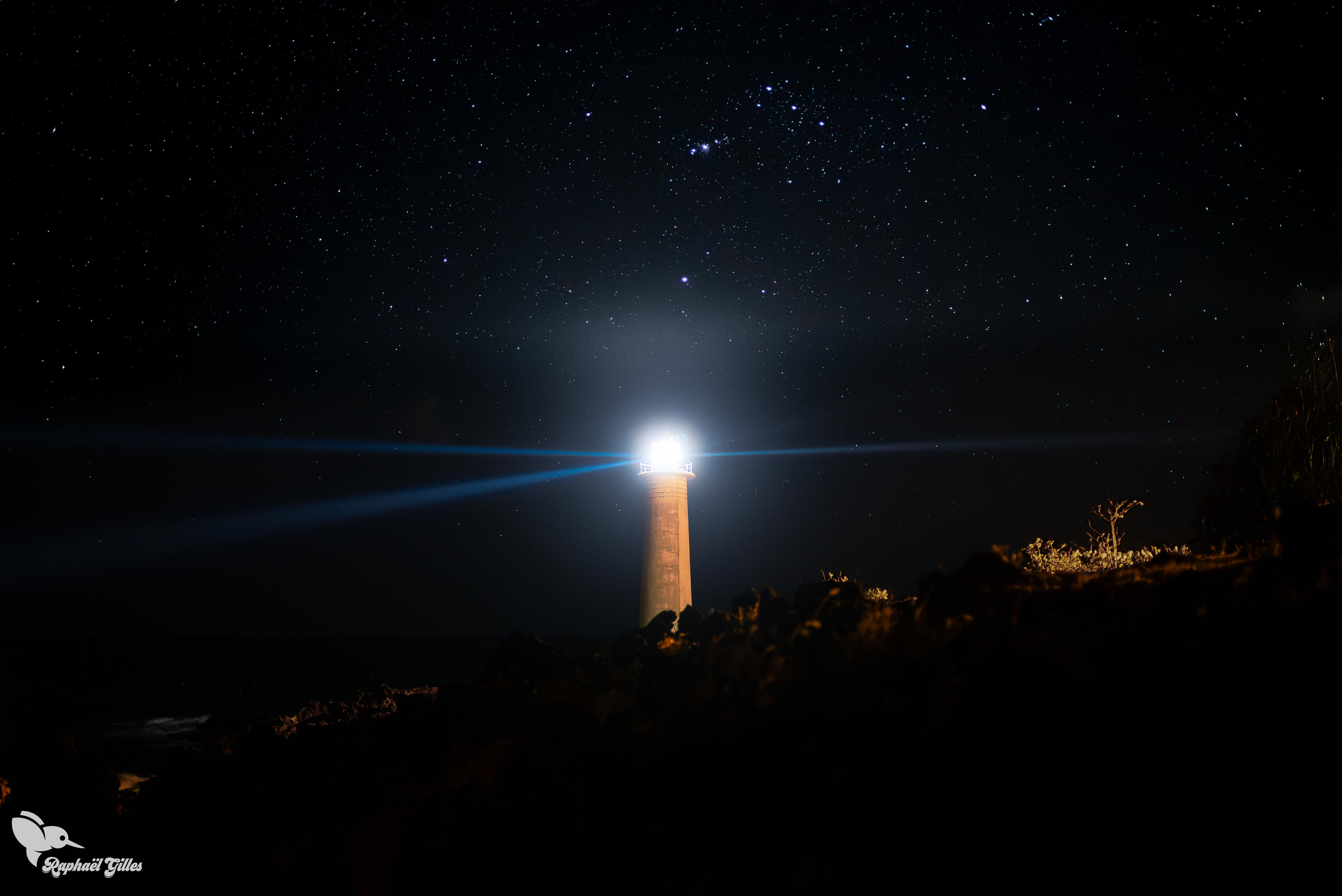 Un phare brille.
Des étoiles dans le ciel.